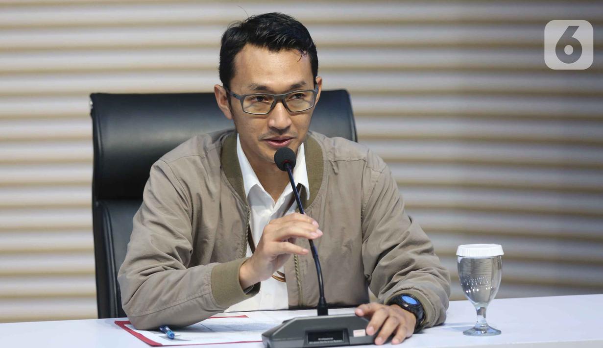 Lebih lanjut, Asep Guntur Rahayu, mengatakan bahwa Sadmoko menargetkan setoran dari setiap perangkat daerah sebesar Rp750 Juta dari kebutuhan Rp 515 juta. Tampak dalam foto, Juru Bicara Komisi Pemberantasan Korupsi (KPK), Budi Prasetyo, memberi keterangan terkait Operasi Tangkap Tangan (OTT) terhadap Bupati Cilacap, Jawa Tengah, Syamsul Auliya Rachman, di Gedung Merah Putih Komisi Pemberantasan Korupsi (KPK), Jakarta, Sabtu (14/3/2026). (Liputan6.com/Helmi Fithriansyah)