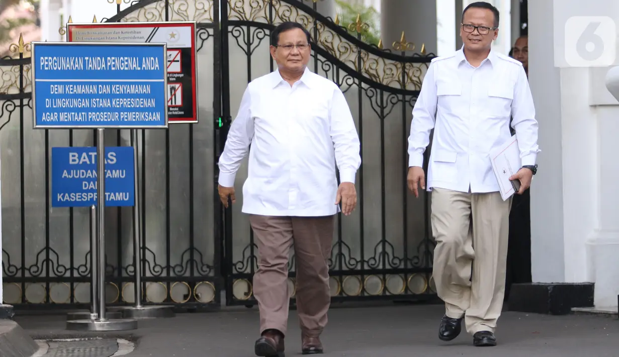 Ketua Umum Partai Gerindra Prabowo Subianto (kiri) didampingi Wakil Ketua Umum Partai Gerindra, Edhy Prabowo meninggalkan Kompleks Istana Kepresidenan di Jakarta, Senin (21/10/2019). Prabowo mengatakan, Presiden Jokowi meminta dirinya membantu di bidang pertahanan. (Liputan6.com/Angga Yuniar)