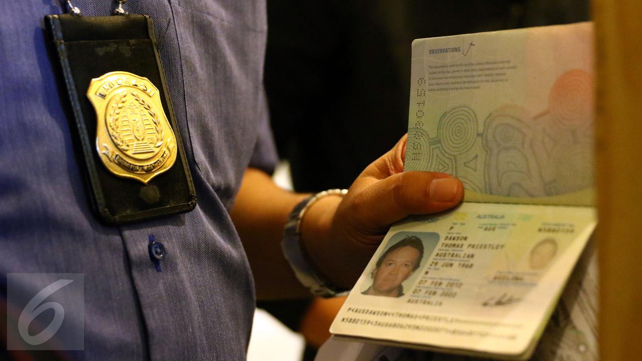 20160111- Petugas Gabungan Geledah Klinik Chiropractic di Gandaria City-Jakarta-Yoppy Renato