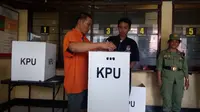 Seorang tahanan di Polres Malang saat mencoblos pada pemilu 2019 di TPS keliling (Liputan6.com/Zainul Arifin)