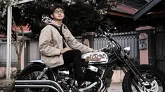 Aktor kelahiran 15 Oktober 1994 memang suka dengan dunia otomotif. Ia memiliki hobi motoran dengan motor-motor gede yang dimilikinya. Kesukaan Arbani ini senada dengan peran terbaru yang akan diperankannya di Ancika 1995 yakni sebagai Dilan. (Liputan6.com/IG/arbaniyasiz)