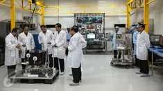 Presiden Jokowi bersama Menteri Kabinet Kerja meninjau satelit Ekuatorial pertama Indonesia, Lapan A2 di Pusat Teknologi Satelit Lapan, Bogor, Kamis (3/9/2015). Satelit tersebut nantinya akan segera diberangkatkan ke India. (Liputan6.com/Faizal Fanani)
