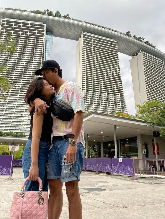 Melihat sang suami hanya bisa dikendalikan oleh ibundanya, Olivia langsung mengadukan persoalan rumah tangganya kepada ibunda Denny. Hingga kini, rumah tangga Denny Sumargo dan Olivia salah satu pasangan yang terlihat harmonis dan kompak. (Instagram/oliviasumargo)