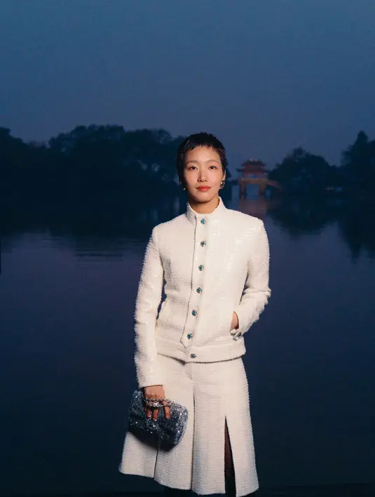 Aktris Kim Go Eun juga tampak menawan dalam setelan tweed berwarna putih. Penampilannya memancarkan kesan bersih dan elegan, sesuai dengan karakter yang sering ia perankan di layar kaca. Busana yang dipilih Kim Go Eun berhasil menciptakan tampilan yang anggun dan modern. [Dok/Chanel].