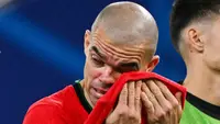 Bek veteran Portugal, Pepe, tak mampu menutupi rasa sedih dan kecewa setelah Portugal disingkirkan Prancis pada perempat final Euro 2024. (AFP/Javier Soriano)