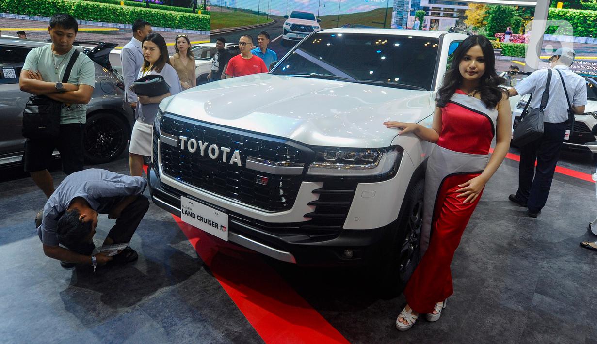 Model berdiri di samping mobil mewah All New Toyota Landcruiser pada pameran otomotif GAIKINDO Indonesia International Auto Show (GIIAS) 2024 di Indonesia Convention Exhibition (ICE) BSD Tangerang, Banten, Jumat (19/7/2024). (merdeka.com/Arie Basuki)