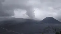 Gunung Bromo Terus Erupsi, Gunung Agung Mulai Menggeliat