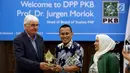 Sekretaris Jenderal PKB Abdul Kadir Karding memberi cenderamata kepada Pembina Friedrich Naumann Stiftung (FNS) Jerman, Jurgen Morlok di Jakarta, Selasa (31/10). Kunjungan Jurgen Morlok untuk bekerjasama dalam bidang politik. (Liputan6.com/Johan Tallo)