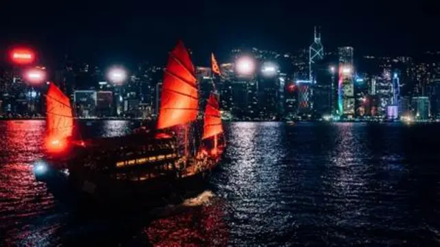 Momen Mewah MINGYU & VERNON SEVENTEEN di Hong Kong, Menikmati Pesona Malam Victoria Harbour yang Memikat