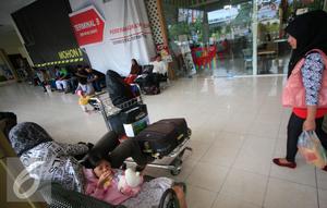 Calon penumpang menunggu jadwal keberangkatan dari bandara Adisucipto,Yogyakarta, (6/2).Setelah di tutup pada 5/2 sore kemaren akibat cuaca buruk, bandara di buka kembali mengantisipasi lonjakan penumpang jelang liburan imlek. (Liputan6.com/Boy Harjanto)