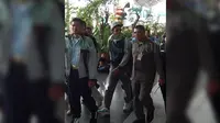 Beberapa petugas mengawal Valentino Rossi saat tiba di Bandara Ngurah Rai, Denpasar, Bali, Senin (25/1/2016). (Bola.com/Eksklusif)