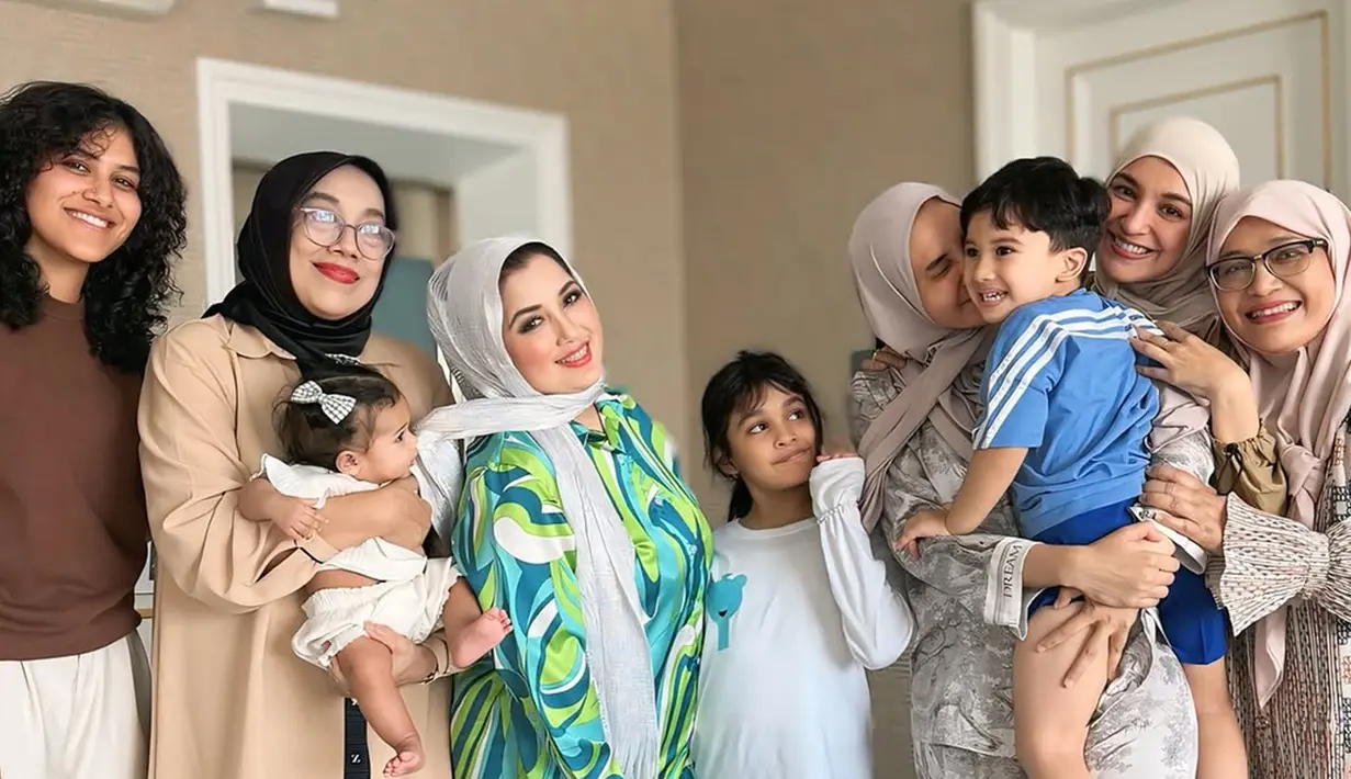 Anggota keluarga lainnya sudah bertemu dengan Humaira. Dalam foto yang diunggah oleh Zaskia Sungkar pada (18/1/2025) ini, Humaira terlihat anteng dan tidak rewel ketika digendong oleh siapapun. Kehadiran Baby Humaira membuat cucu Fenny Bauty kini jadi bertambah. Anggota keluarga kini bertambah, foto kebersamaan bareng Humaira ini penuh kehangatan. (Liputan6.com/IG/@zaskiasungkar15)