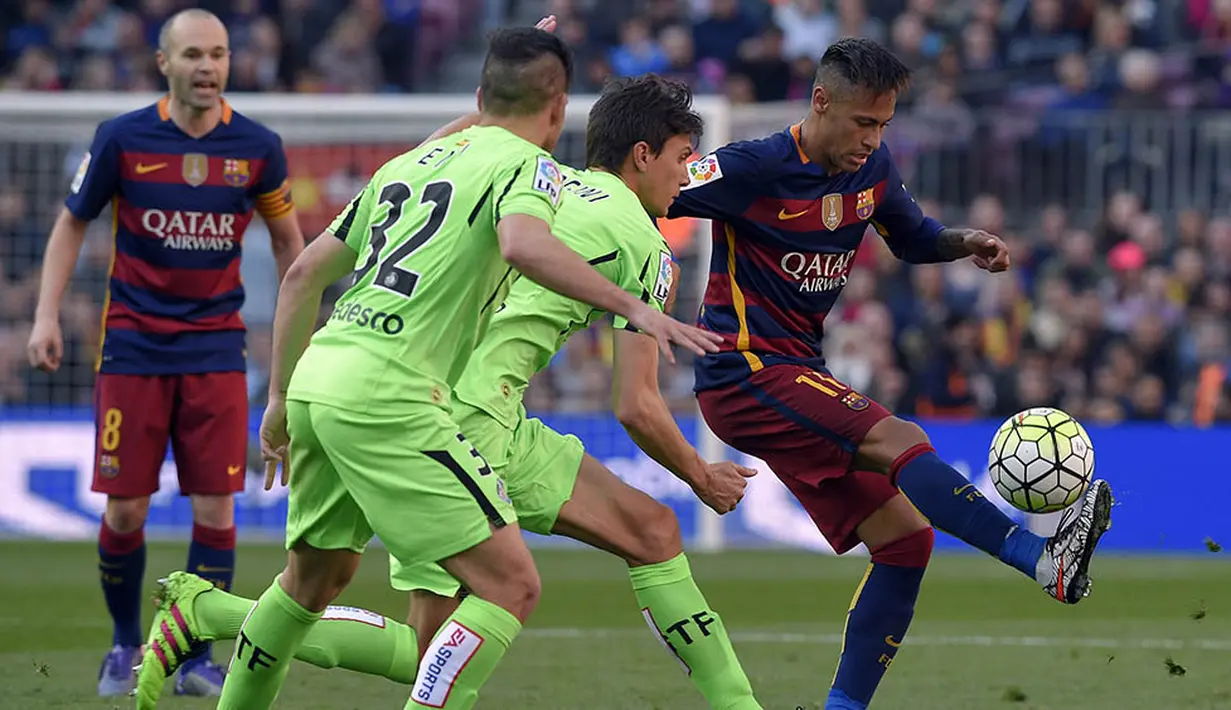 Striker Barcelona, Neymar, berusaha melewati bek Getafe, Santiago Vergini. Pada laga itu Barca mendominasi jalannya pertandingan dengan penguasaan bola 65 persen. (AFP/Lluis Gene)