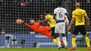 Kiper Tottenham Hotspur, Hugo Lloris menghalau bola dari sundulan bek Borussia Dortmund, Dan-Axel Zagadou pada leg pertama 16 besar Liga Champions di Stadion Wembley, Rabu (13/2). Tottenham Hotspur menang telak 3-0 atas Dortmund. (AP/ Frank Augstein)