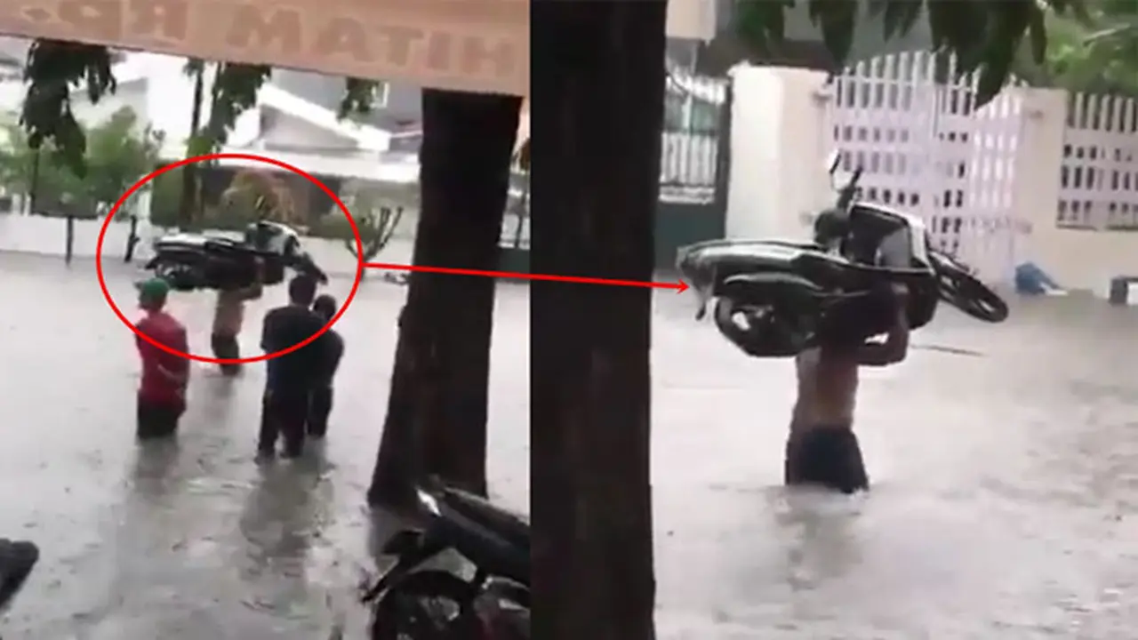Bikin Tercengang, Aksi Konyol Pria Selamatkan Sepeda Motornya dari Banjir