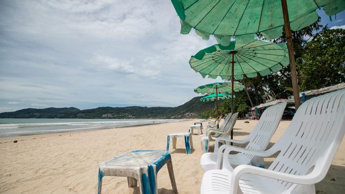 Sebuah pantai yang kosong di Phuket, Thailand (13/9/2020). Pusat Administrasi Situasi COVID-19 Thailand pada Senin (28/9) mengatakan pihaknya akan mengizinkan lebih banyak kategori warga asing masuk ke Thailand mulai Oktober mendatang dan seterusnya. (Xinhua/Zhang Keren)