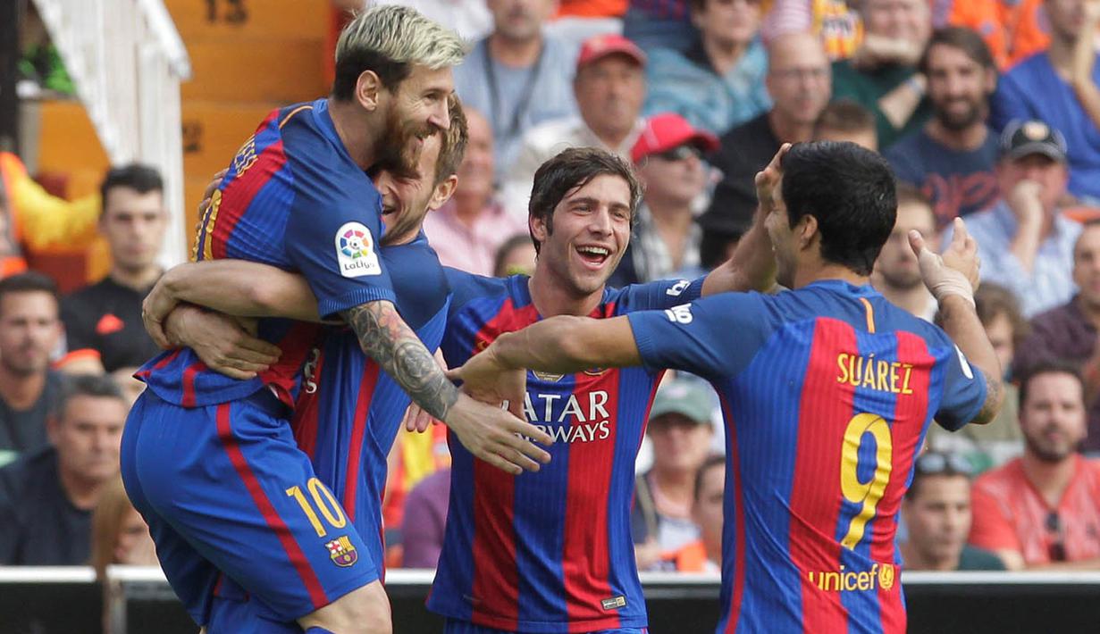 Pemain Barcelona merayakan gol yang dicetak Lionel Messi ke gawang Valencia pada laga La Liga di Stadion Mestalla, Valencia, Sabtu (22/10/2016). Barcelona menang 3-2 atas Valencia. (Reuters/Heino Kalis)