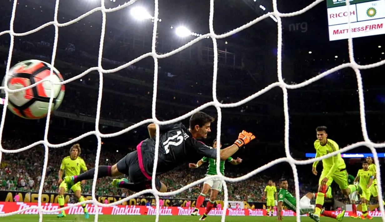 Pemain Meksiko, Jesus Manuel Corona, saat mencetak gol ke gawang Venezuela dalam laga Grup C Copa America 2016 di Stadion NRG, Houston, AS, Selasa (14/6/2016) WIB. (AFP/Nelson Almeida)