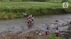 Sejumlah pelajar Sekolah Dasar (SD) menyeberangi sungai Cihideung untuk menuju sekolah mereka di Kampung Sempur, Kabupatan Bogor, Jawa Barat, Selasa (15/4/2025). (Liputan6.com/Herman Zakharia)