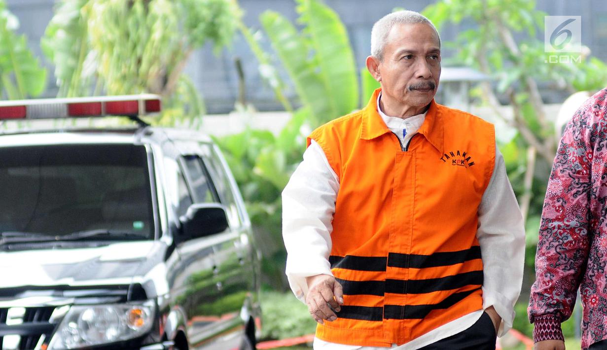 Bupati Batubara nonaktif OK Arya Zulkarnaen saat akan menjalani pemeriksaan perdana di Gedung KPK, Jakarta, Senin (2/10). OK Arya Zulkarnaen ditahan terkait dugaan suap pembangunan infrastruktur di Kab Batubara TA 2017 . (Liputan6.com/Helmi Fithriansyah)