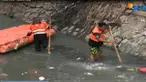 Pasukan oranye bagikan karung kepada warga di bantaran Kali Sentiong, Galur, Senen. Dengan harapan warga tak lagi buang sampah ke kali.