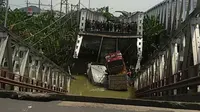 Jembatan baru Widang Tuban yang menuju arah Tuban ambrol, Selasa (17/4/2018) sekitar pukul 10.30 WIB. Foto: (Aditya Varia via e100/Suarasurabaya.net)