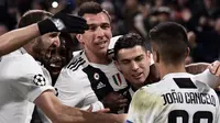 Para pemain Juventus merayakan gol yang dicetak Mario Mandzukic ke gawang Valencia pada laga Liga Champions di Stadion Allianz, Turin, Selasa (27/11). Juventus menang 1-0 atas Valencia. (AFP/Marco Bertorello)