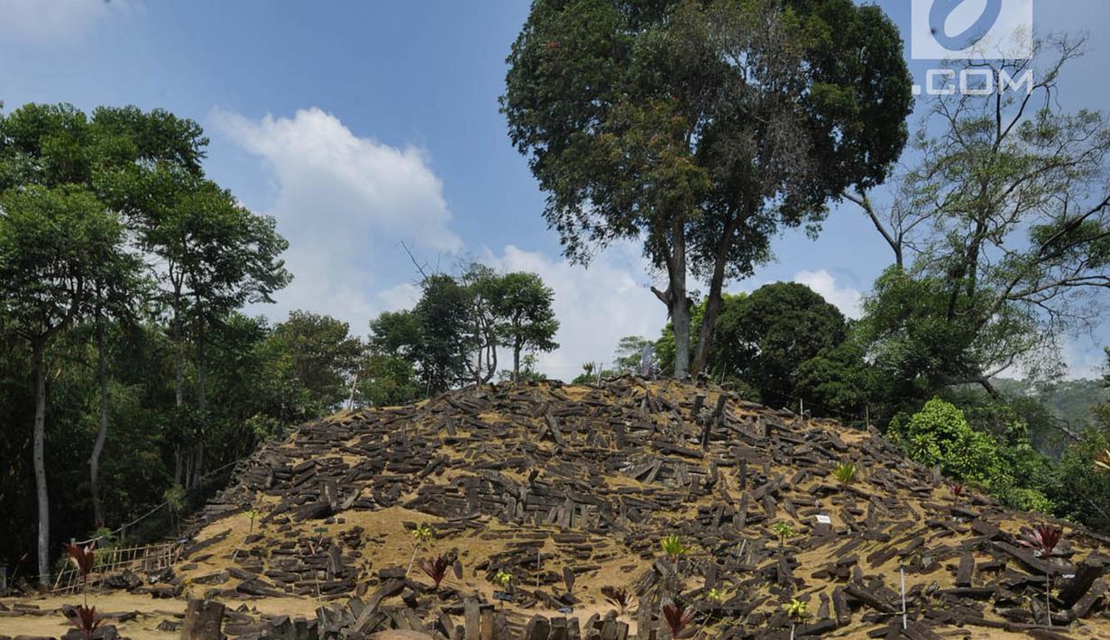 <p>Sejumlah batu tersebar di kawasan Situs Megalitikum Gunung Padang, Kabupaten Cianjur, Jawa Barat, Minggu (11/8/2019). Libur Idul Adha 2019 dimanfaatkan warga sekitar Jabotabek dan Bandung untuk mengunjung situs megalitik terbesar di Asia Tenggara tersebut. (merdeka.com/Arie Basuki)</p>
