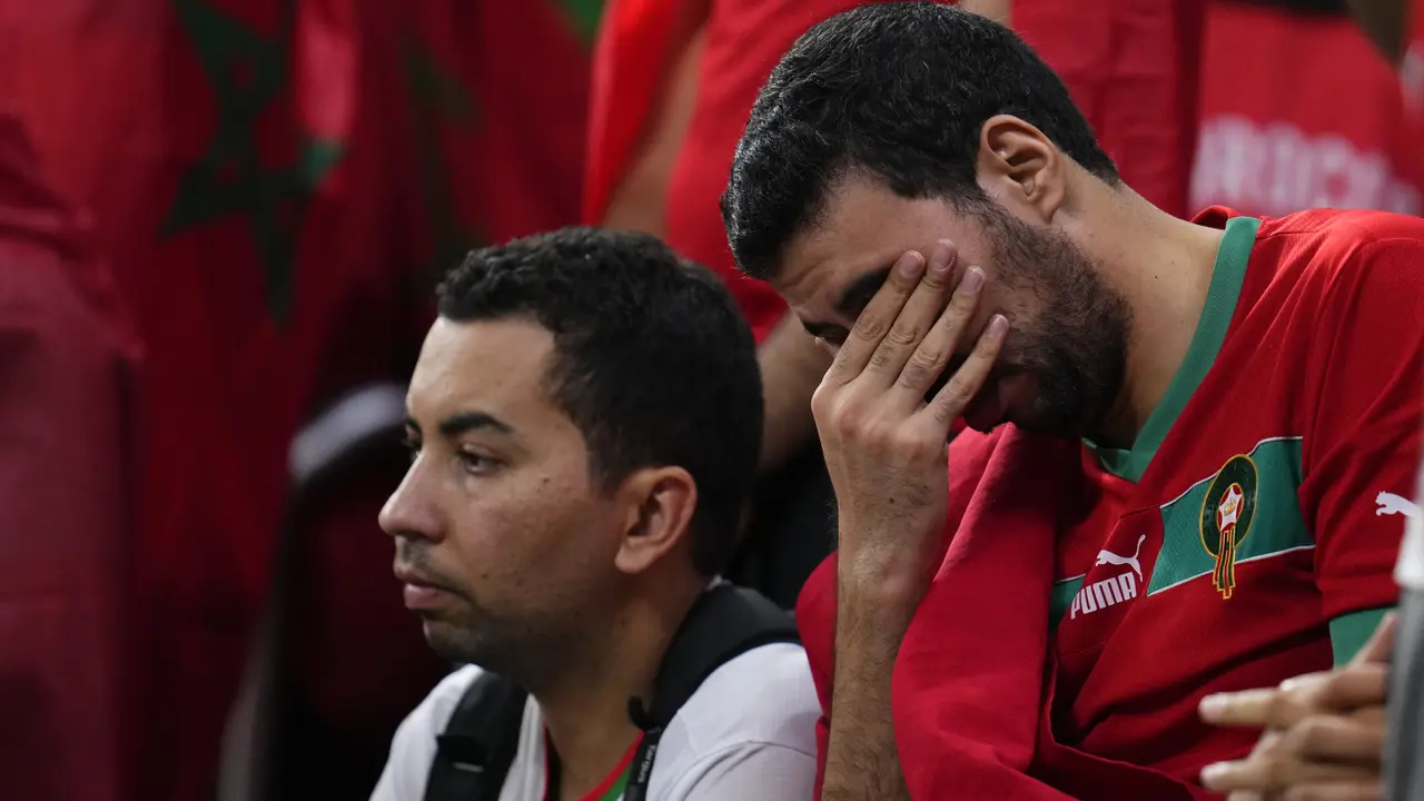 Wajah-Wajah Sedih Suporter Maroko Saat Timnas Kesayangan Harus Angkat Kaki dari Piala Dunia 2022