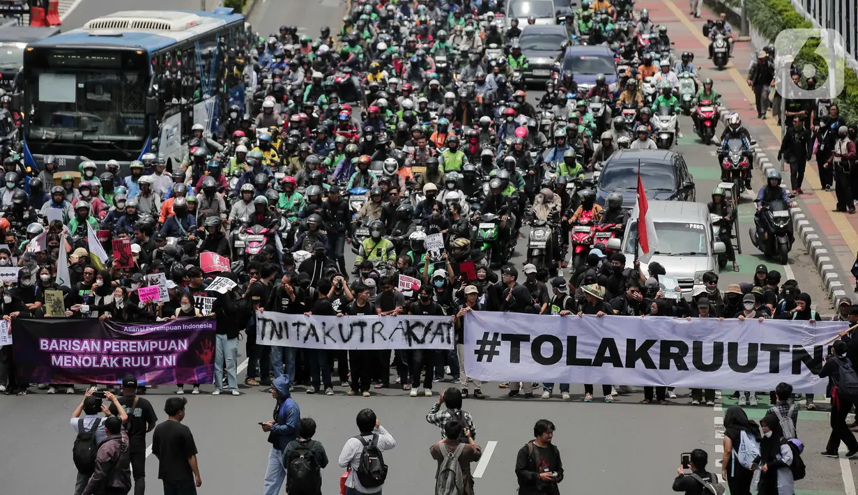 Sejumlah organisasi masyarakat sipil hingga akademisi ramai-ramai menolak rancangan RUU TNI yang disahkan menjadi Undang-Undang dalam rapat paripurna pada Kamis (20/3/2025). (Liputan6.com/Herman Zakharia)