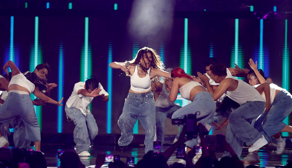 Diva kelahiran 1986 tersebut langsung menghentak panggung dengan membawakan beberapa lagu hitnya, salah satunya “F Yo Love Song”. Tampak dalam foto, penampilan Agnez Mo saat tKonser Raya 31 Tahun Indosiar Luar Biasa hari kedua di Studio 6 Emtek City, Daan Mogot, Jakarta, pada Minggu (11/1/2026) malam. (KapanLagi.com/Budy Santoso)