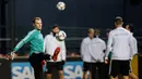 Kiper senior timnas Jerman, Manuel Neuer masih diturutsertakan pada laga kontra Rusia. (AFP/Robert Michael)