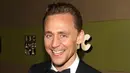 Tak memusingkan kandasnya hubungannya dengan Taylor Swift, Tom Heddleston tetap memberikan penampilan terbaiknya di Emmy Awards 2016. (AFP/Bintang.com)