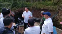 Kepala Badan Restorasi Gambut Nazir Foead berbincang dengan Camat Kubu dan aparatur pemerintah di Rokan Hilir. (Liputan6.com/M Syukur)
