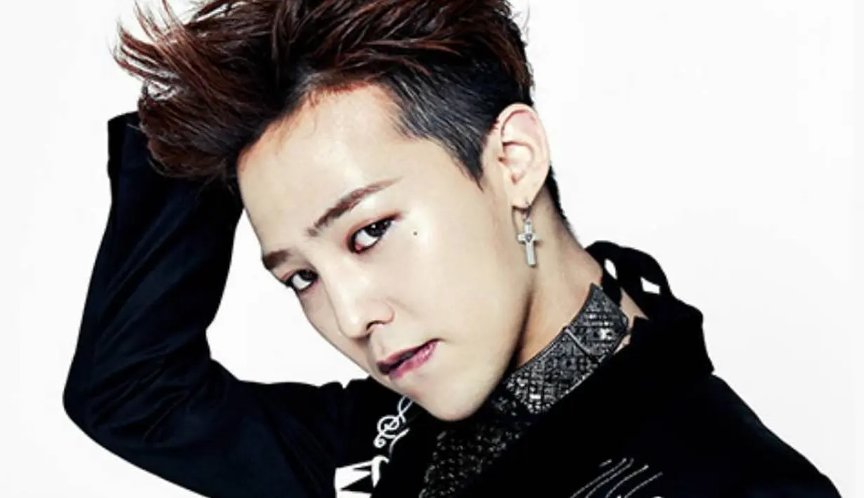 Tidak seperti biasanya, kali ini G-Dragon benar-benar tak bisa membendung rasa sedihnya. Lantaran ia harus berpisah dengan para penggemarnya untuk waktu yang lama. (Foto: allkpop.com)
