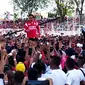 Jokowi di acara relawan Sapu Lidi Jatim di Stadion Gelora 10 November, Tambaksari Surabaya, Minggu (21/8/2022). (Dian Kurniawan/Liputan6.com)