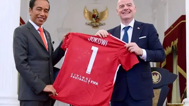 Presiden FIFA dan Ketum PSSI Main Sepakbola Baren