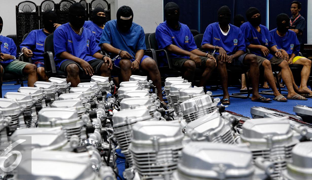 Sindikat Narkotika asal negara Nigeria yang diamankan petugas satuan BNN, Jakarta, Jumat (28/8/2015). BNN berhasil membongkar penyelundupan sabu seberat 103,8 kilogram yang dimasukkan ke dalam mesin sepeda motor dan alat pijat. (Liputan6.com/Yoppy Renato)