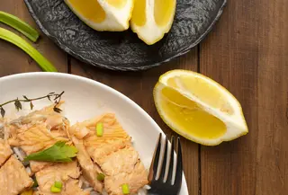 Salmon kukus dengan saus dill lemon ini juga memiliki kandungan yang baik bagi tubuh seperti asam lemak omega-3. (Foto/dok: Freepik)
