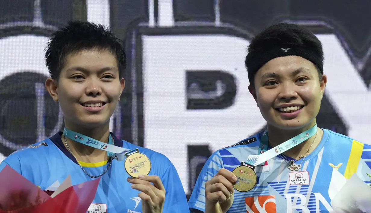 Ganda putri Indonesia Apriyani Rahayu/Siti Fadia Silva Ramadhanti berpose dengan medali usai mengalahkan Zhang Shu Xian/Zheng Yu dari China pada pertandingan final turnamen bulu tangkis Malaysia Open di Bukit Jalil Axiata Arena, Kuala Lumpur, Malaysia (3/7/2022). Apri/Fadia menang dengan skor 21-18, 12-21, dan 21-19. (AP Photo/Vincent Thian)
