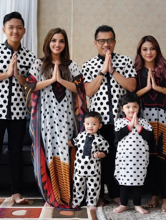 Saat merayakan lebaran 2018, keluarga Anang Hermansyah dan Ashanty tampil kompak dengan mengenakan busana bermotif polkadot. (Foto: instagram.com/ashanty_ash)