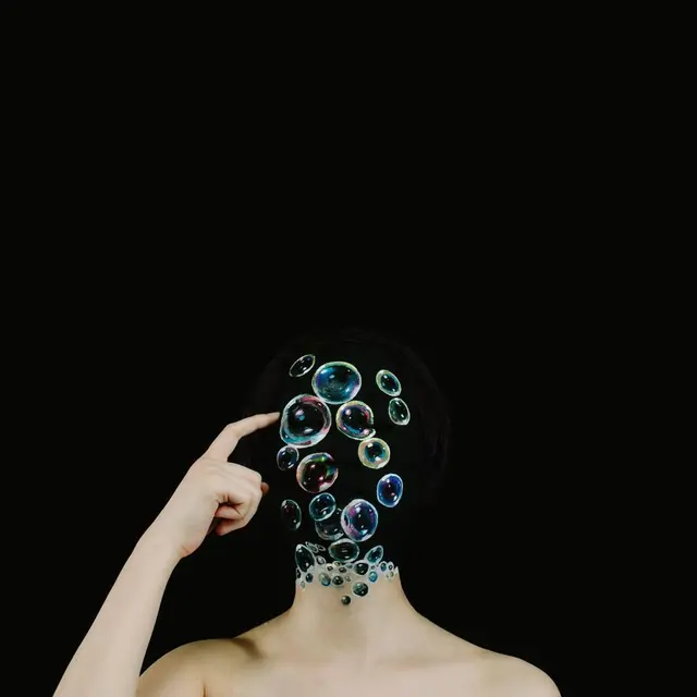 Gabungkan Body Painting dan Makeup, 7 Ilustrasi Ilusi Optik Ini Curi Perhatian