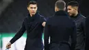 Penyerang Juventus, Cristiano Ronaldo berbincang dengan rekan-rekannya saat mengecek lapangan jelang bertanding melawan Young Boys pada lanjutan grup H Liga Champions di Stade de Suisse di Bern (11/12). (AFP Photo/Fabrice Coffrini)