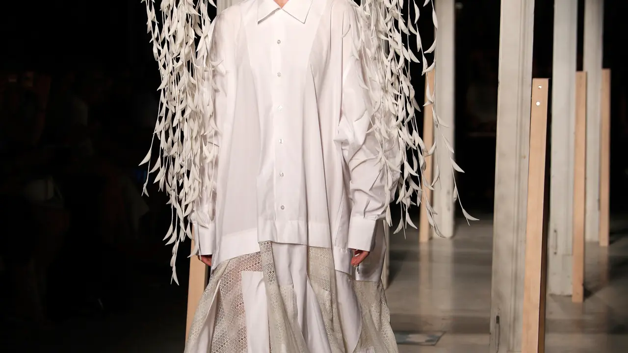 Kreasi Tumbuhan di Topi Model Milan Fashion Week