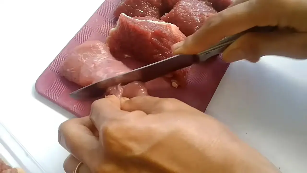 Tidak Pakai Bahan Tambahan, Begini Cara Ampuh Potong Daging Sapi Biar Cepat Lembut
