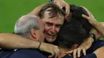 Pelatih Sevilla, Julen Lopetegui merayakan gelar juara Piala Europa setelah mengalahkan Inter Milan di stadion RheinEnergie, Cologne, Jumat (21/8/2020). Sevilla juara Piala Europa setelah menang 3-2 atas Inter Milan. (Friedemann Vogel/Pool via AP)