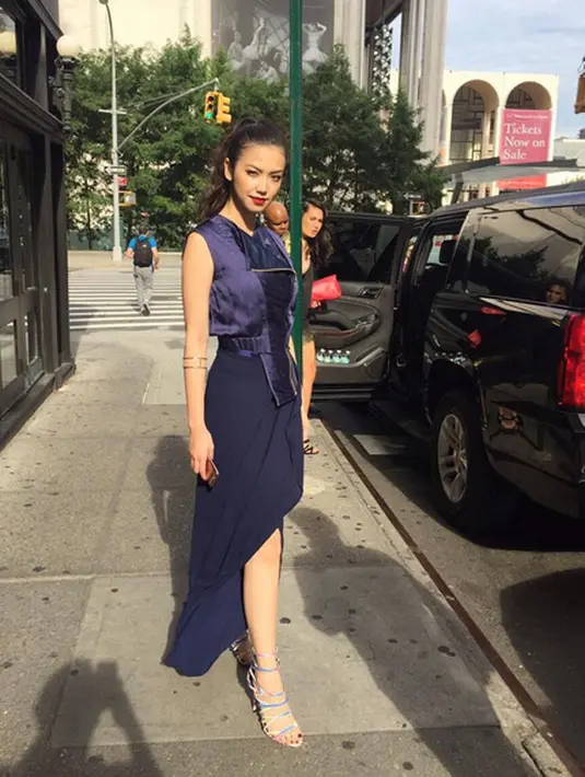 Anak pengacara terkenal OC Kaligis ini sudah mengenal hijab sejak dulu, saat dirinya masih duduk di bangku sekolah. Menurut pengakuannya, ia sering belajar dari teman-temannya untuk memakai hijab. (Instagram/vaelovexia)