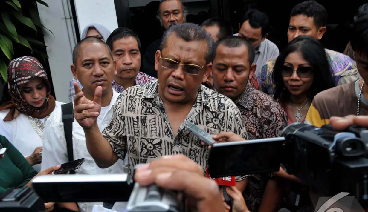 Eggi Sudjana  saat memberikan keterangan pers di halaman kantor Kejagung, Jakarta, Jumat (19/9/2014) (Liputan6.com/Johan Tallo)
