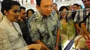 Pelaksana Tugas (Plt) Gubernur DKI Jakarta Basuki Tjahaja Purnama terkesima dengan salah satu desain souvenir (Liputan6.com/Faial Fanani) 
