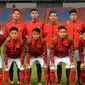 Para pemain Timnas Indonesia U-16 saat bersiap melawan Thailand U-16 pada laga grup G Piala AFC U-16 di Stadion Rajamangala, Bangkok, Senin (18/9/2017). Timnas Indonesia U-16 menang 1-0. (Bola.com/PSSI)